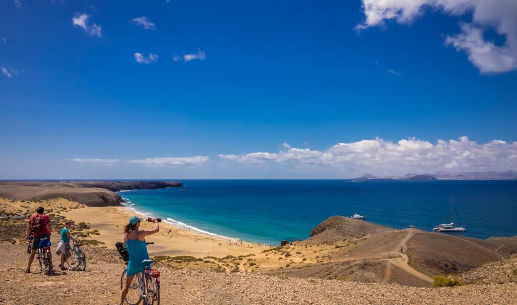 Istock -  Famille à vélo sur une plage de Lanzarote, Canaries, Espagne. - Petits pirates sur l'île de lave - 2