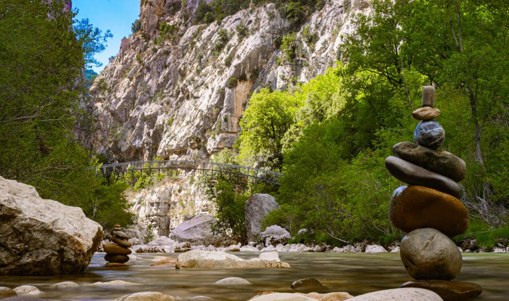 Olivier - Adobe stock - Petit carin au bord de l'eau et pont dans une gorge du Verdon, France - Itinérance dans les gorges du Verdon - 7