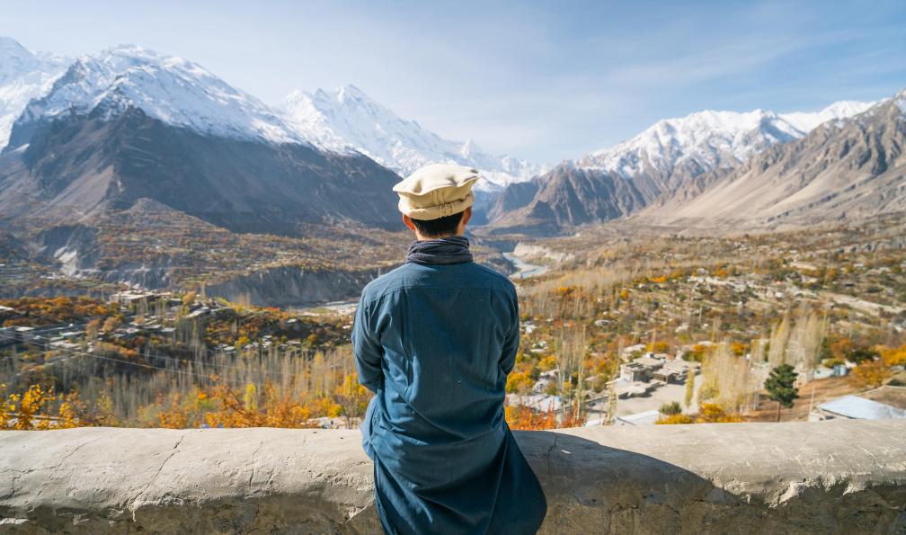 skazzjy - Adobe stock - Un homme en costume traditionnel assis sur le mur et regardant la vallée de Hunza, Gilgit Baltistan au Pakistan - Le trek de Shimshal et la vallée de la Hunza - 8