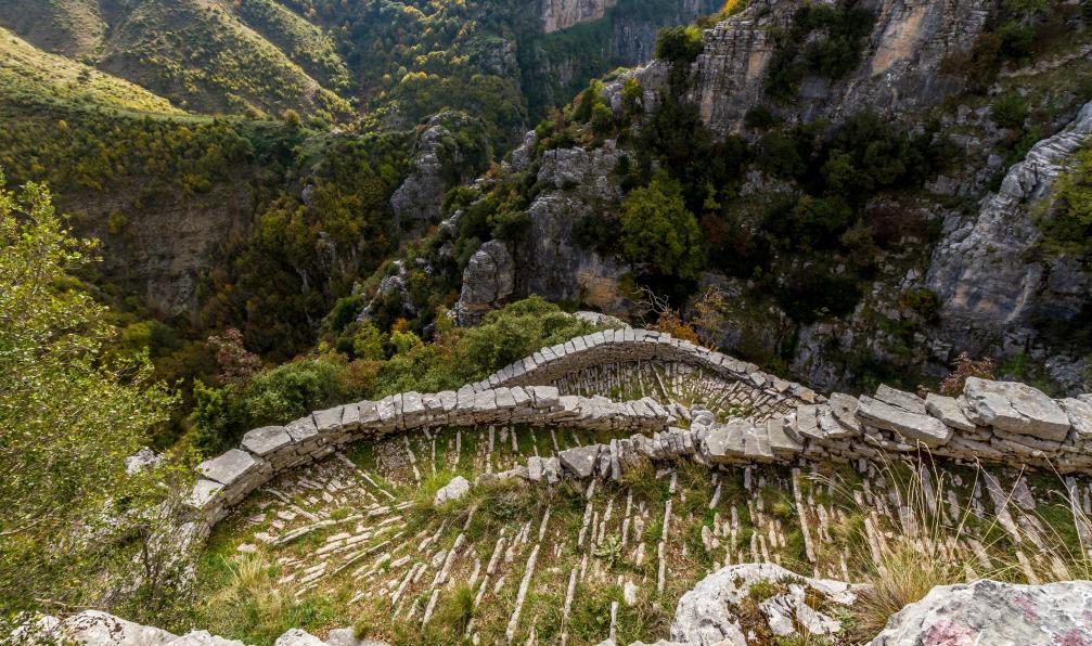 Mantas - Yiannis - stock.adobe.com - La Scala de Vradeto, un fantastique chemin de pierre, un véritable chef-d'uvre d'ingénierie traditionnelle dans la région de Zagori, Ioannina, Grèce - Pinde sauvage et villages de Zagori - 3