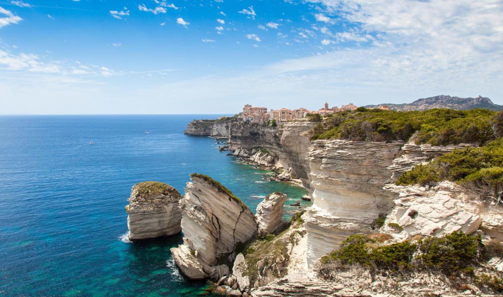 Samuel B. - Adobe stock - Les falaises de Bonifacio et la ville en arrière plan, Corse - Trésors de la Corse du Sud - 4