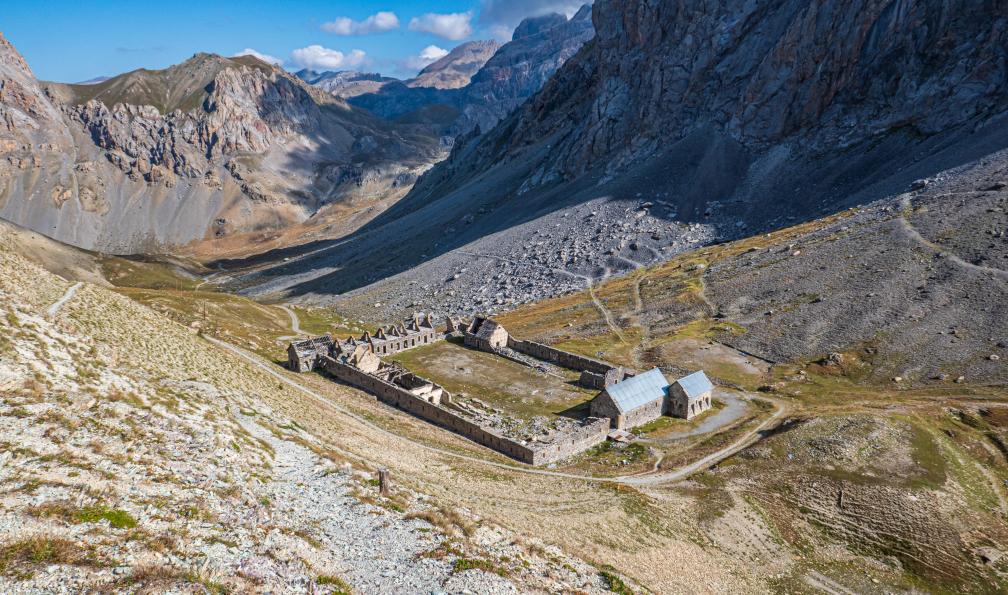 JeanMichel - Adobe stock - Vestiges dans la vallée de l'Ubaye, alpes, France - Lacs et montagnes de l'Ubaye - 3