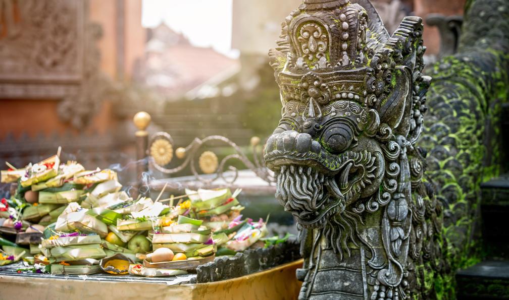 luckybusiness - Adobe Stock - Sculpture de temple et offrandes à Bali, Indonésie - Trois volcans et la mer turquoise - 1