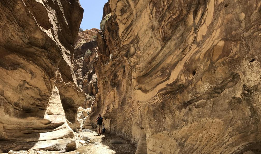 Brean -  Alexandre -  Randonneur dans un canyon à wadi Numeira;Jordanie - Canyons verdoyants, cité rose et voûte céleste  - 9