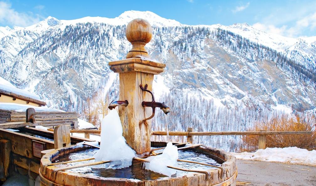 lamax - Adobe stock - Fontaine de Saint-Véran l'hiver, Queyras, France - Débuter le ski de rando dans le Queyras - 10