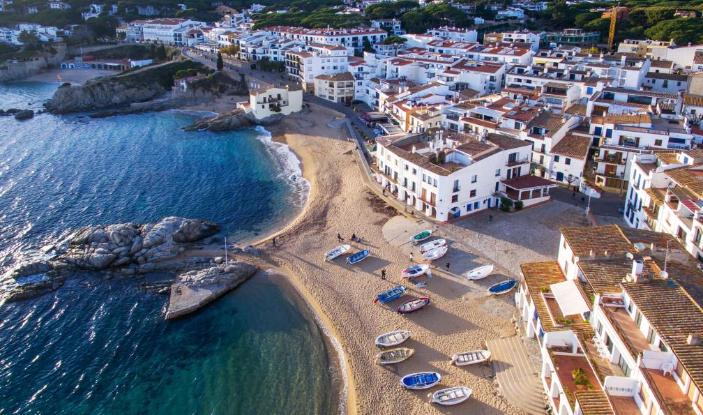 alexkazachok - Adobe stock - Vue aérienne de la côte de. la ville de Llafranc Palafrugell sur la Costa Brava, Catalogne, Espagne - La catalogne à vélo : de Gérone à Figueres - 2
