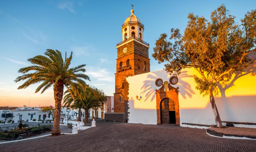 RossHelen -  Istock -  Village de Teguise sur l'île de Lanzarote, Canaries, Espagnes - Petits pirates sur l'île de lave - 4