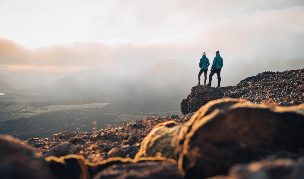 Marek - Adobe stock - Randonneur debout sur les rochers regardant la vue, Islande - L'Islande hors des sentiers battus - 8