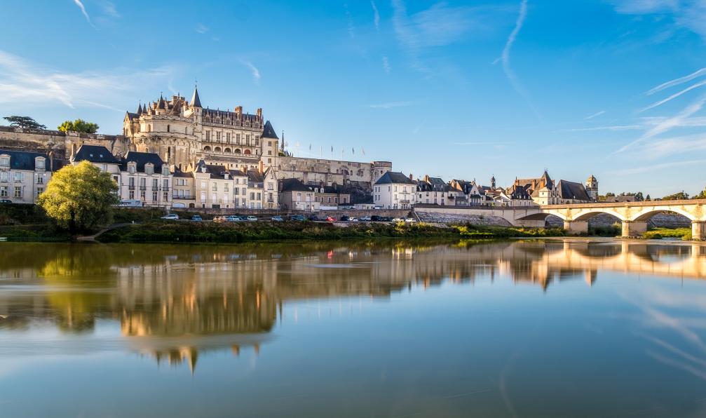 Antoine2k - stock.adobe.com - Le château d'Amboise au dessus de la Loire, France - L'essentiel des châteaux de la Loire à vélo - 1