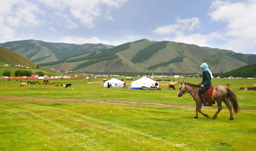 toiletroom  -  Shutterstock -  Cavalier et yourtes dans les plaines du parc national gorkhi-Terelj;Mongolie - Le trek nomade - 4