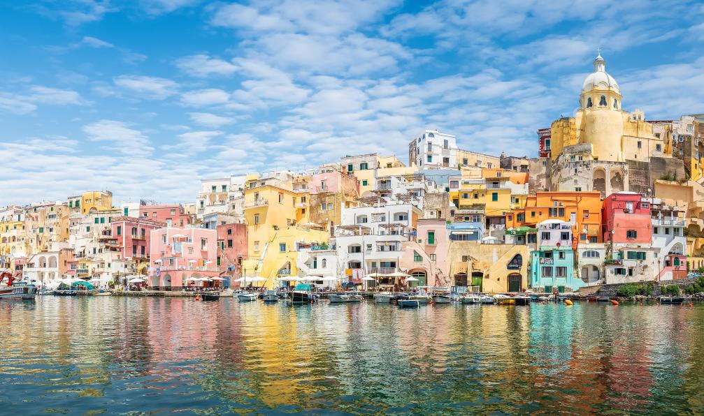 Balate - Dorin - Stock Adobe - La ville côtière de Procida et ses façades colorées, Italie - Iles et volcans de l'Italie du Sud - 7