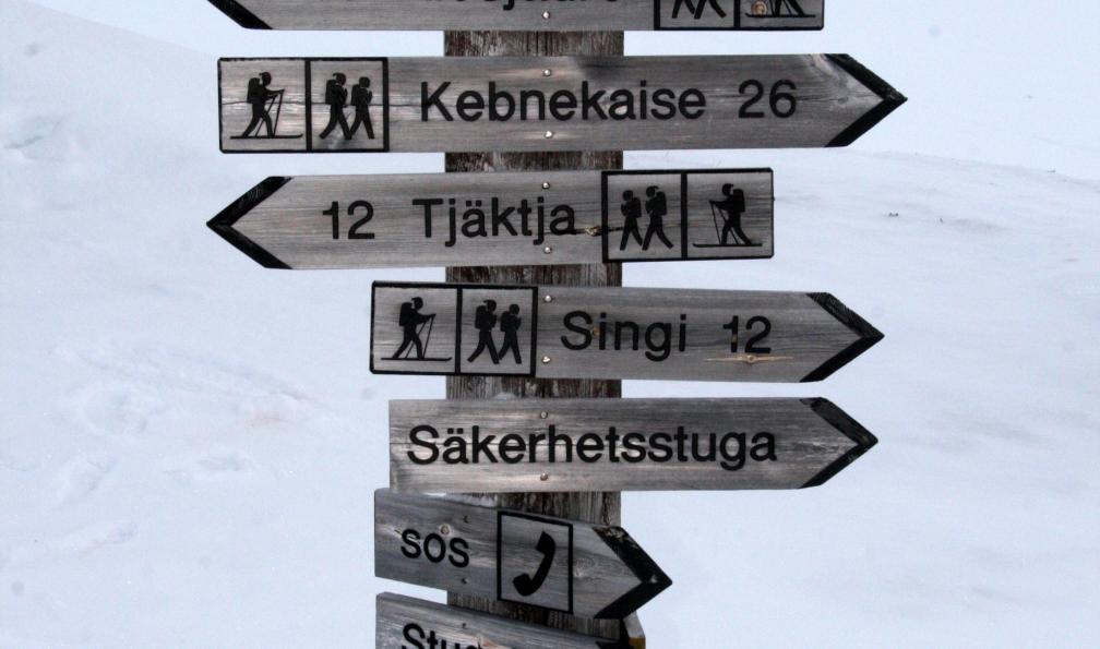 Pancartes directionnelles à Sälka, Piste Royale (Kungsleden), Massif du Kebnekaise, Suède. - Kungsleden : La voie royale à raquettes - 1