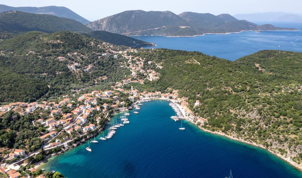 Zstock - Adobestock - Vue aérienne de Kioni, sur lîle dIthaque.  iles ionniennes - Voile et rando en mer Ionienne  - 9