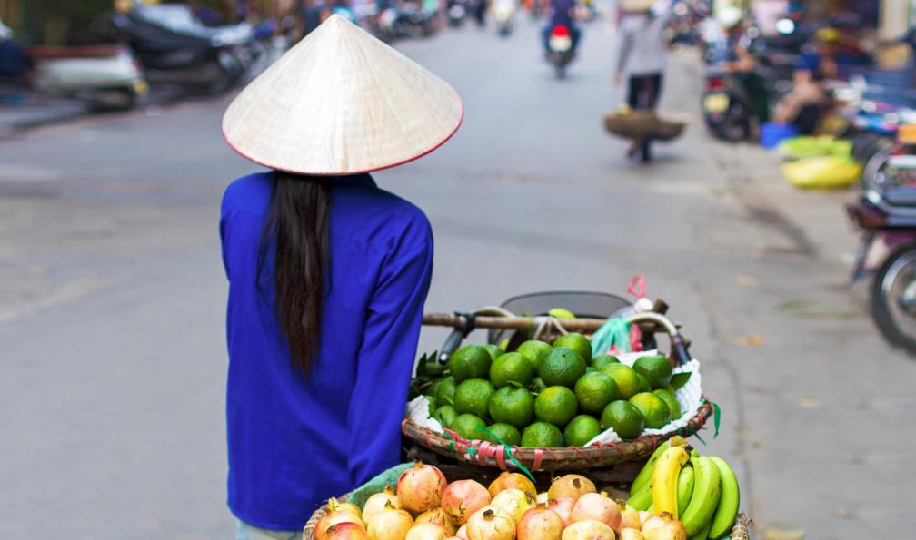 tonyshawphotography -  istock -  Marché ambulant sur un vélo, Hanoï, Viêtnam - Balade vietnamienne du nord au sud - 2