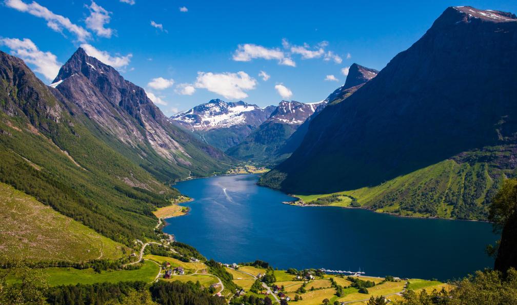 F8 \\\\ Suport Ukraine - Adobe Stock - Fjord de Hjorund et les Alpes Sunnmore près de Trandal, More og Romsdal, Norvège - Randonnées au coeur des fjords - 11