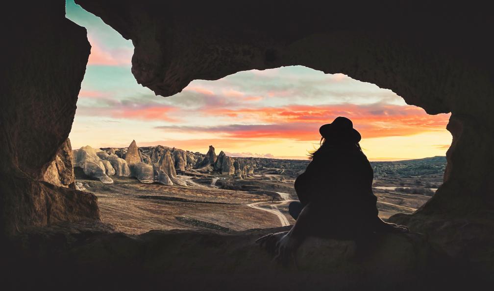 Evaldas - Adobe Stock - Femme assise dans une grotte sur des formations géologiques de Cappadoce regardant un magnifique coucher de soleil , Turquie - L'âme de la Turquie : Cappadoce et côte lycienne - 6