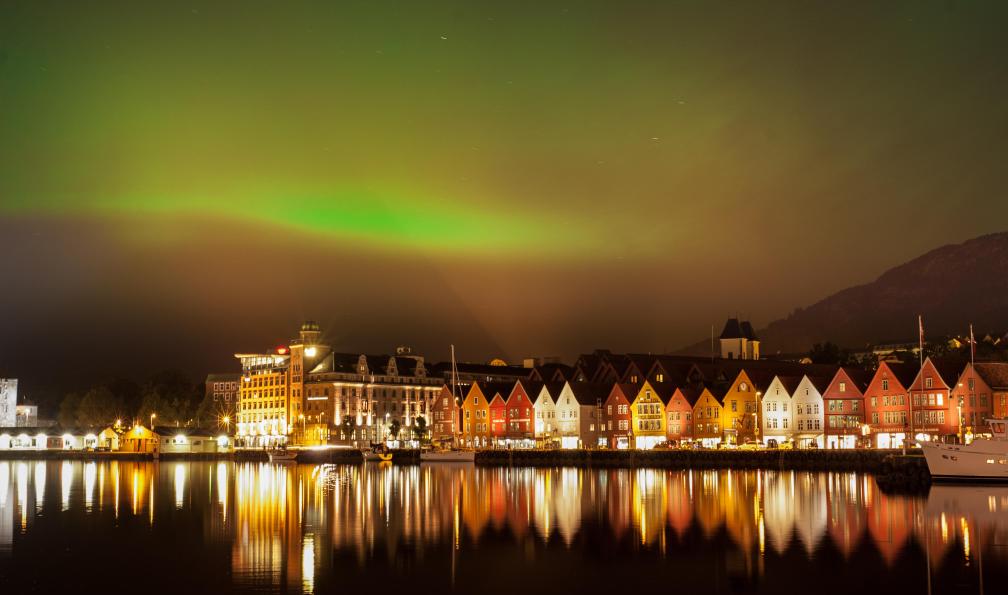 drimafilm - Adobe Stock - Aurores boréales au-dessus des maisons hanséatiques de quai de Bryggen à Bergen, Norvège. - Découverte hivernale des fjords norvégiens - 2