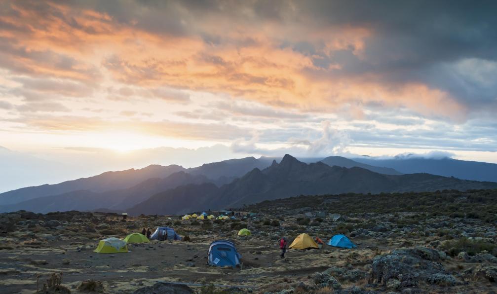 guenterguni -  Istock -  Coucher de soleil au Camp Abhainn, Shira hut, mont Kilimandjaro; Tanzanie - Kilimandjaro : voie Machame - 5