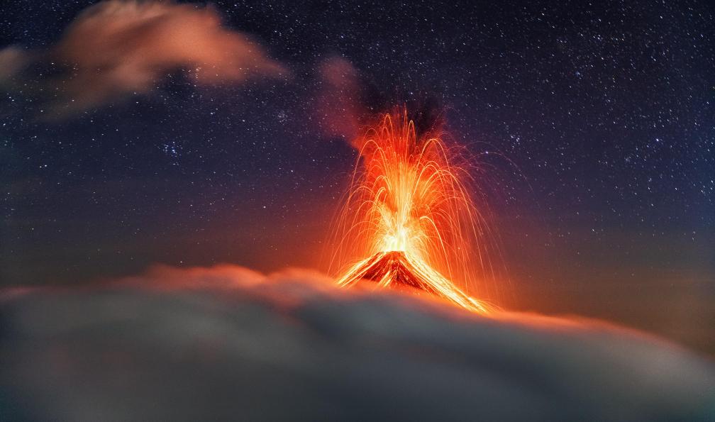 Bartussek - Ingo - Adobe stock - Le volcan du Fuego en éruption dans la nuit, Guatemala
 - La symphonie volcanique guatémaltèque - 12