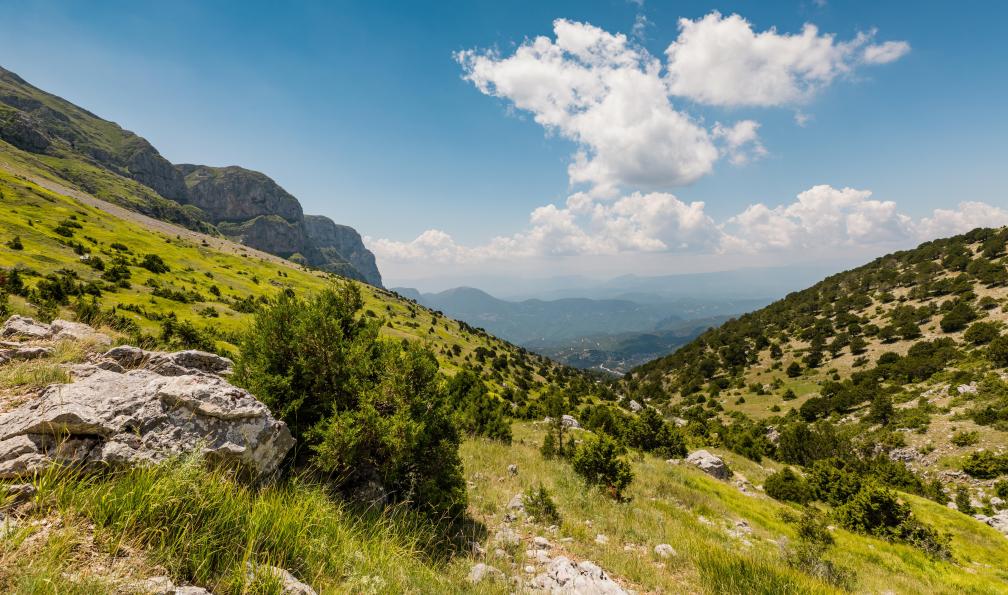 Piotr - stock.adobe.com - Sentier de montagne dans le parc national de Vikos près du refuge de montagne de Tymfi dans le massif du Pinde, en Grèce - Pinde sauvage et villages de Zagori - 5