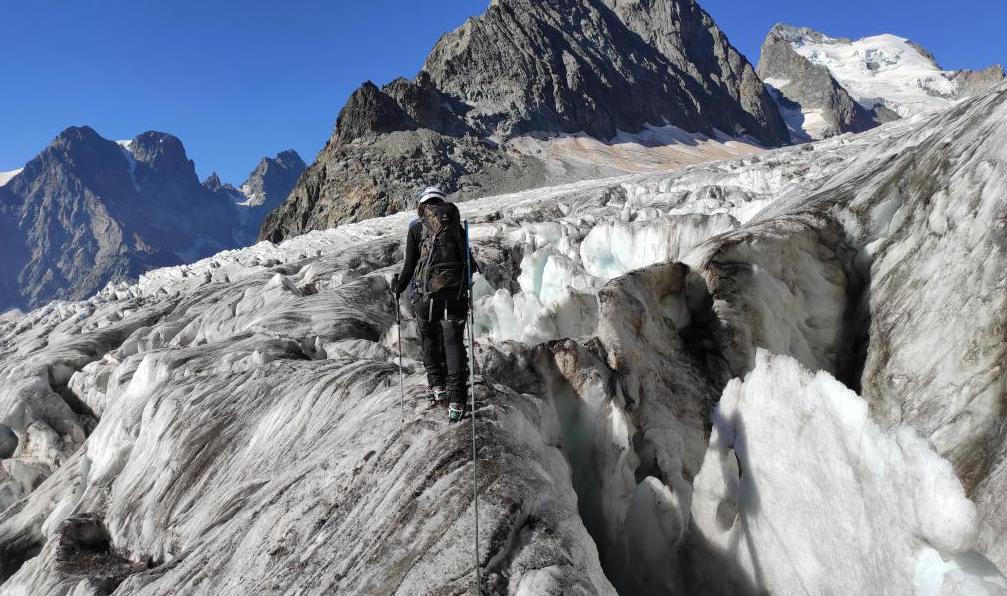 Florian Hauer -  Alpiniste sur le glacier Blanc - Débuter en alpinisme dans le massif des Ecrins - 3