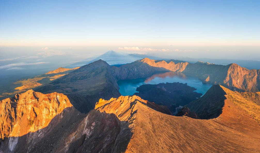 Satoriphotos - stock.adobe.com - Vue aérienne du mont Rinjani, volcan actif de Lombok, Indonésie - Trois volcans et la mer turquoise - 5
