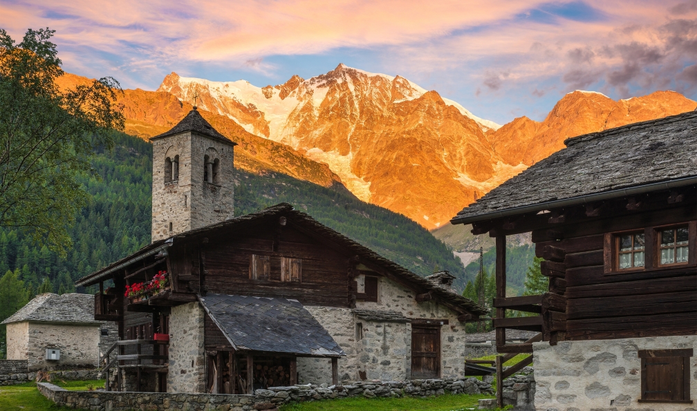 AleMasche72  -  shutterstock -  Village de Macugnaga et mont rose en arrière plan, Suisse - Le tour du Mont-Rose - 5