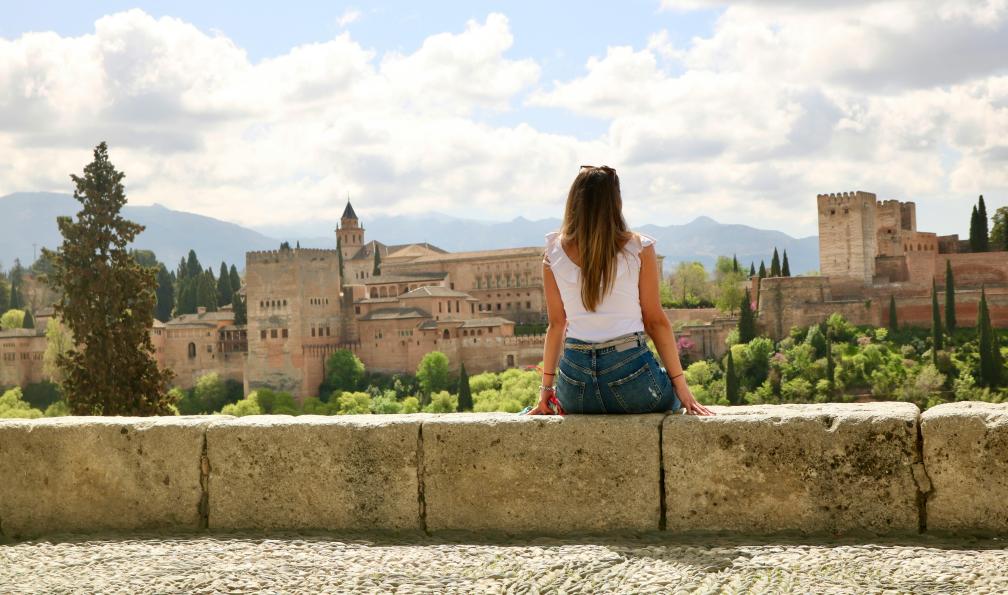 jorge-fernandez-salas - Unsplash - Personne assise sur un muret face au palais de l'Alhambra, Andalousie, Espagne - Andalousie: des palais aux villages blancs - 10