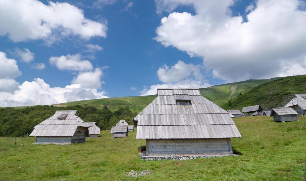 ollirg - stock.adobe.com - L'ethno village de Vranjak et ses maisons en bois, Monténégro - Insolite Monténégro - 4