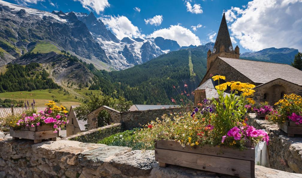 Roux - Francois - Shutterstock - Le village de La Grave et son église dans le parc national des Écrins avec le pic de La Meije. L'été dans le massif de l'Oisans. Hautes-Alpes, France - Les panoramas de la Meije - 4