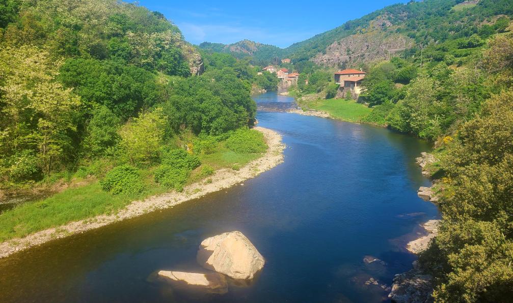 Aurélie Mansiot - Rivière et maisons au coeur d'une fôret durant un voyage en famille à velo sur la via dolce, Massif central, Ardèche, France - La Dolce Via à vélo en famille - 9