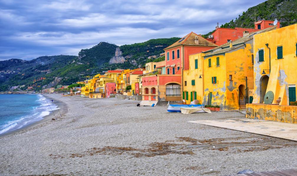 Stroujko - Boris - Adobe stock - Maisons de pêcheurs colorées sur la Riviera italienne à Varigotti, Ligurie, Italie - Tra Mare e Monti en Ligurie - 8