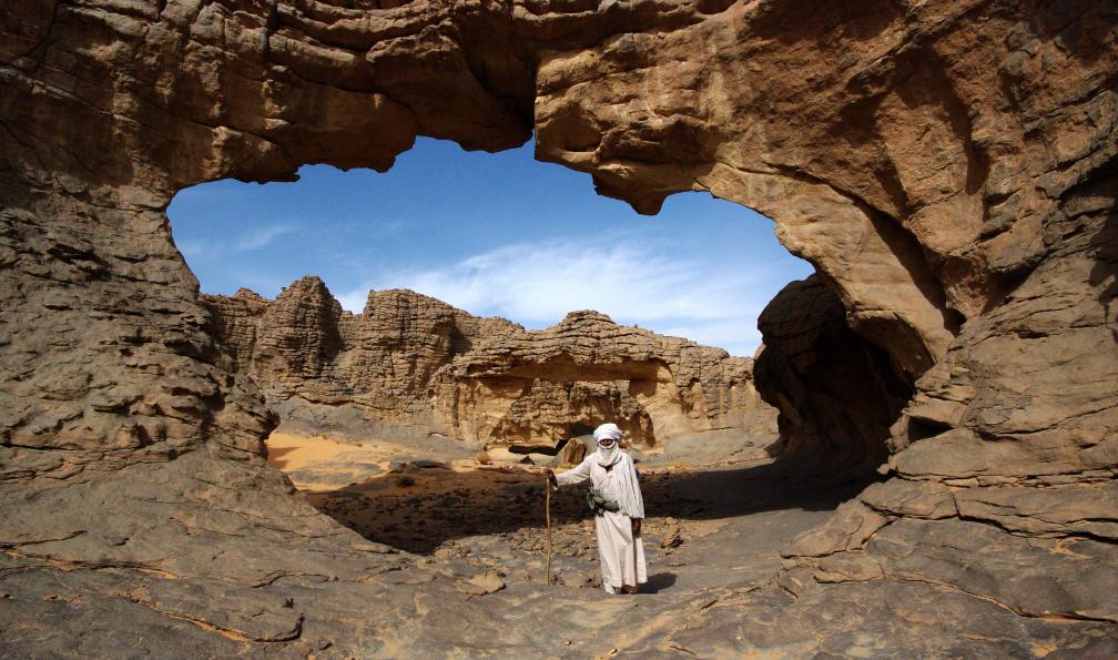 Touareg sous une arche, tassili n'Ajjer, Algérie. - Sables et canyons des Ajjers - 3
