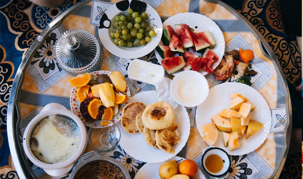 Ferrand -  Clara -  Encart local, plateau de fruits et autres gourmandises en Oman, Émirats arabes unis  - Trek et kayak au Musandam - 10