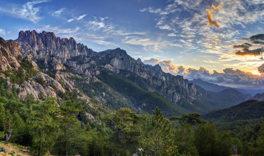Infografick -  Istock -  Bavella lever du soleil sur les montagnes, France.  - Trésors de la Corse du Sud - 3