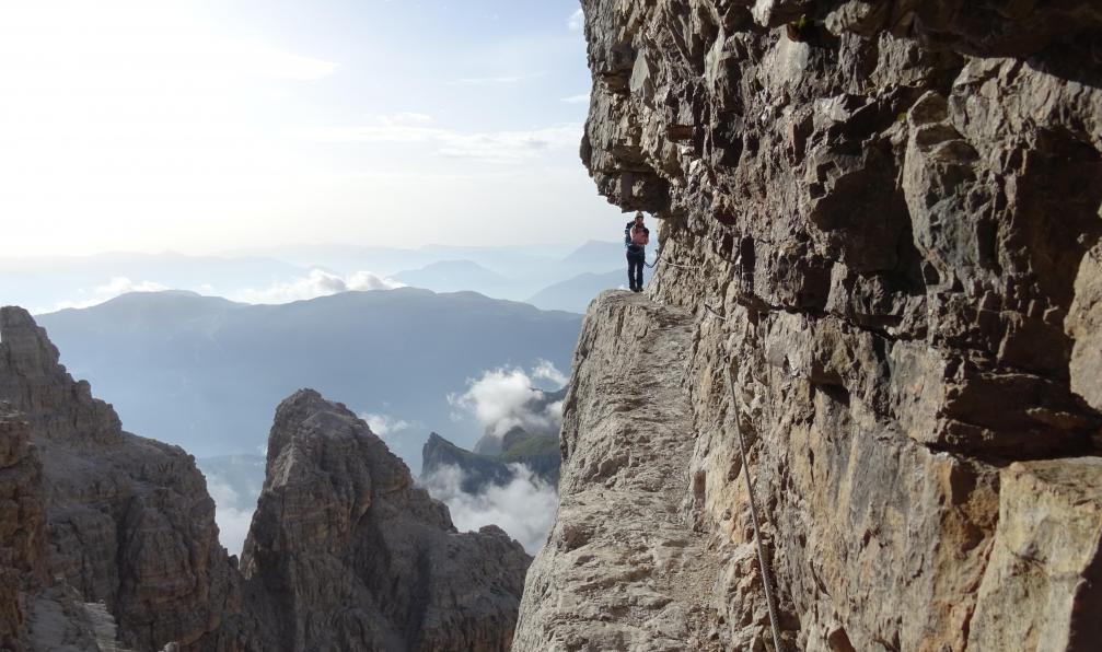 Pixabay 4406255 -  Randonneur sur sentier vertige dans la Brenta, Dolomites, italie - Les cimes magiques de la Brenta - 2