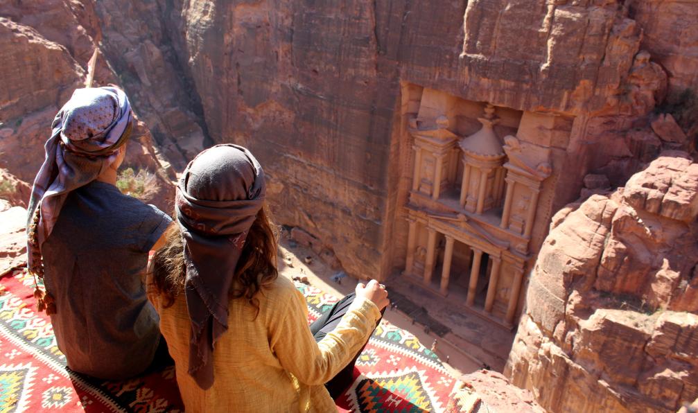 Gramusset - Maureen - Femmes sur un tapis devant le Khazneh, Petra, Jordanie - De Jerash à la mythique Pétra - 2