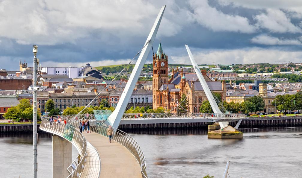 susanne2688 - Adobe Stock - Le Peace Bridge et Guild Hall à Londonderry / Derry en Irlande du Nord  - Donegal & Irlande du nord à votre rythme - 9