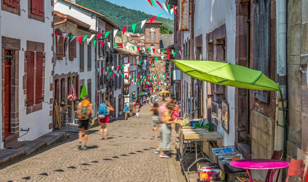 Mario Eduardo KOUFIOS FRAIZ -  istock -  Rue principale de la ville de saint jean pied de port,  France - La traversée des Pyrénées, à la carte - 2