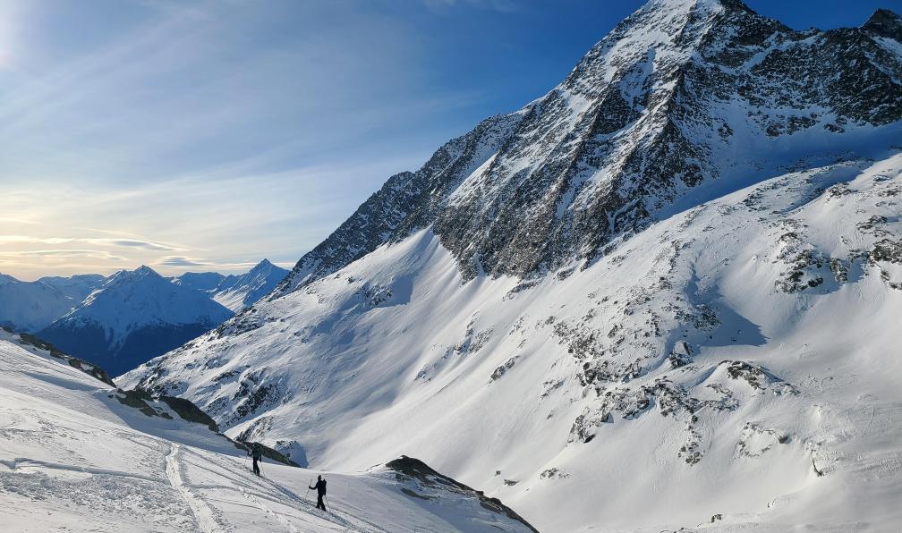 Pellequier - Lucie - Ski de randonnée devant le sommet de la Pointe de l'Échelle dans les Alpes Maurienne en France. - Les 3000 de haute Maurienne à skis - 5