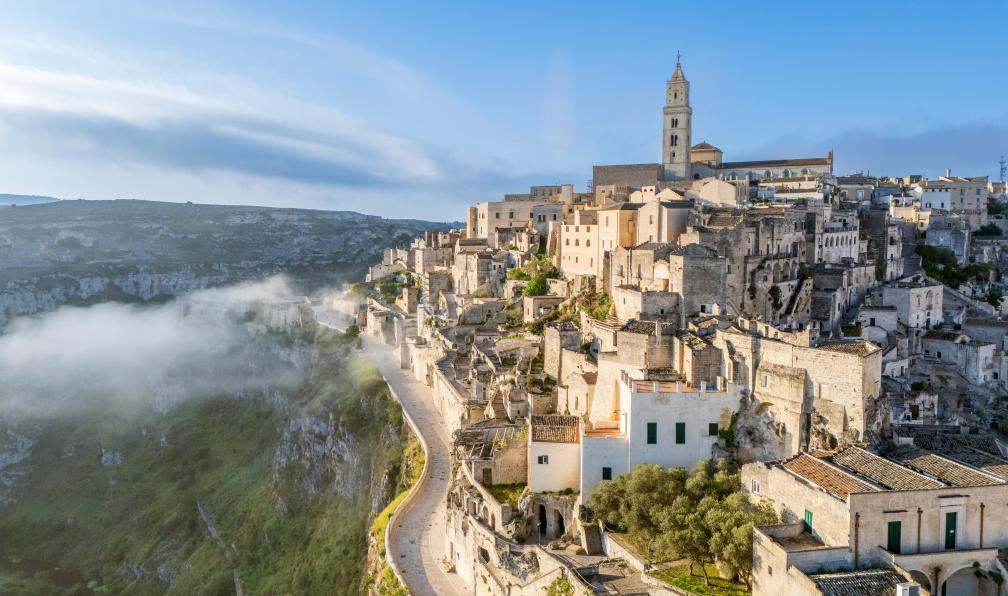 Earth Pixel LLC. - stock.adobe.com - Vue aérienne de la ville de Sassi de Matera, vieille ville taillée dans les rochers, Pouilles, Italie - Les Pouilles du nord au sud - 5