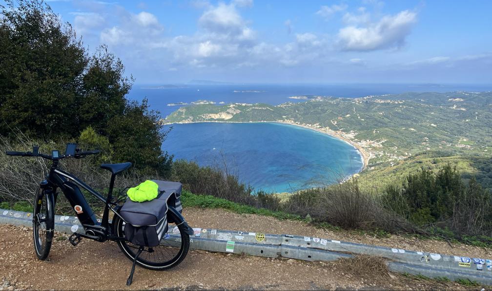 Cordonnier - Juliette - Vélo devant la baie d'Agios Georgios, Corfou - Les richesses de Corfou à vélo - 2