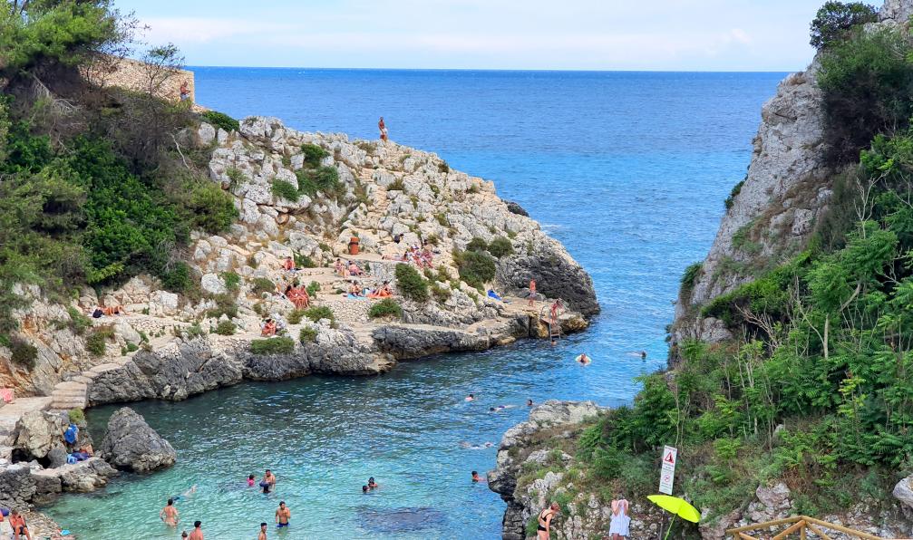Nadège - Garioud - Crique d'eau turquoise au milieu des rochers, entre Santa Maria di Leuca et Otranto, Pouilles, italie - L'essentiel des Pouilles à vélo - 4