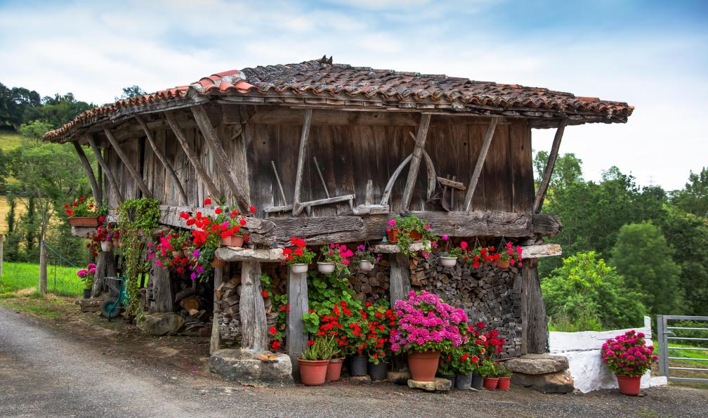 lleandralacuerva - Adobe Stock - Maison typique en bois entourée de fleurs, Espagne - De la mer aux Picos de Europa - 9