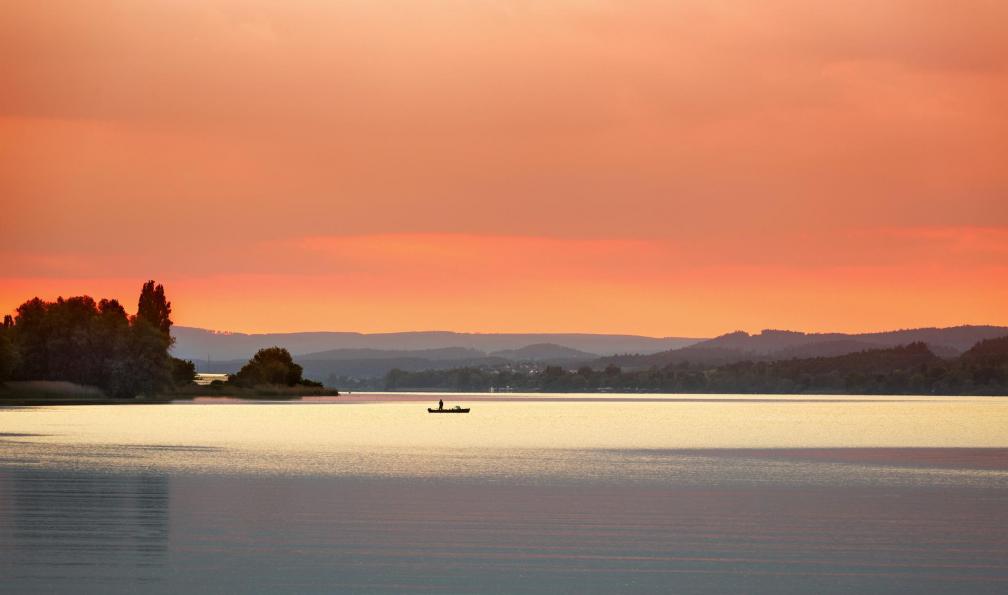 fisfra -  istock -  Coucher de soleil sur le lac de Constance (Bodensee) près de Reichenau, en Allemagne - Lac de Constance et chutes du Rhin à vélo - 3