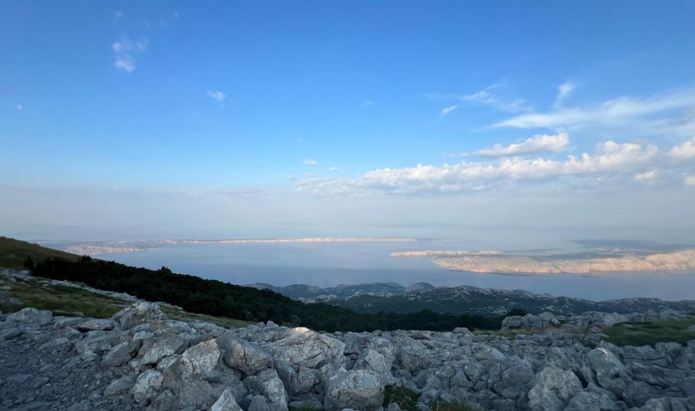 IvanicaSilhouettes - stock.adobe.com - vue depuis le Premuzic, Velebit, Croatie  - Via Dinarica : les plus beaux sentiers de Croatie - 3