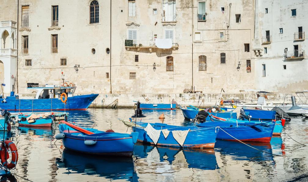 Stillkost - stock.adobe.com - Le vieux port de la ville de Monopoli et ses barques en bois bleues, Pouilles, Italie - Villages et splendeurs des Pouilles - 7