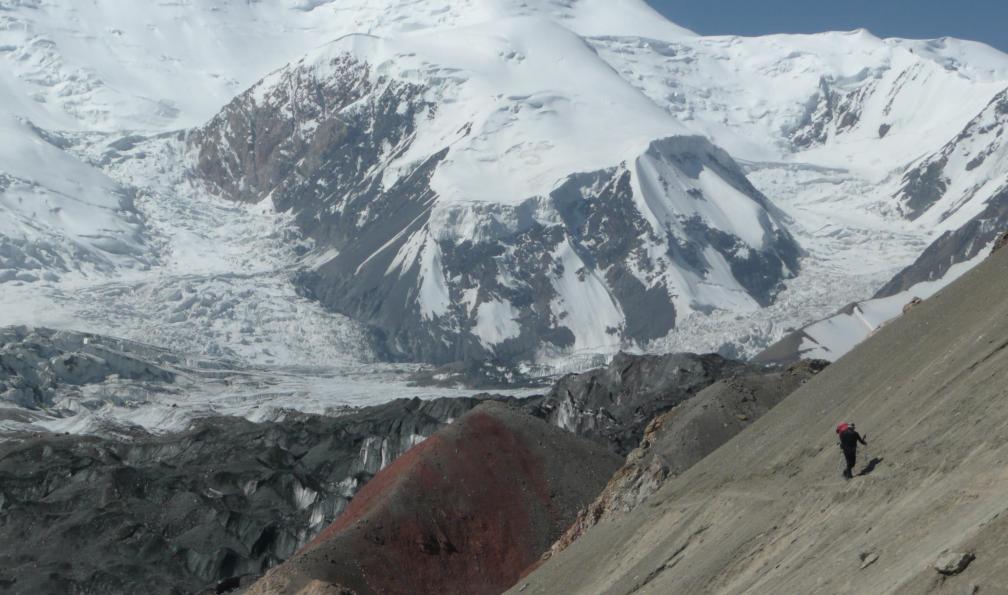Entre le camp de base et le camp 1 du pic Lénine, Kirghizstan. - Le pic Lénine (7134 m) - 2