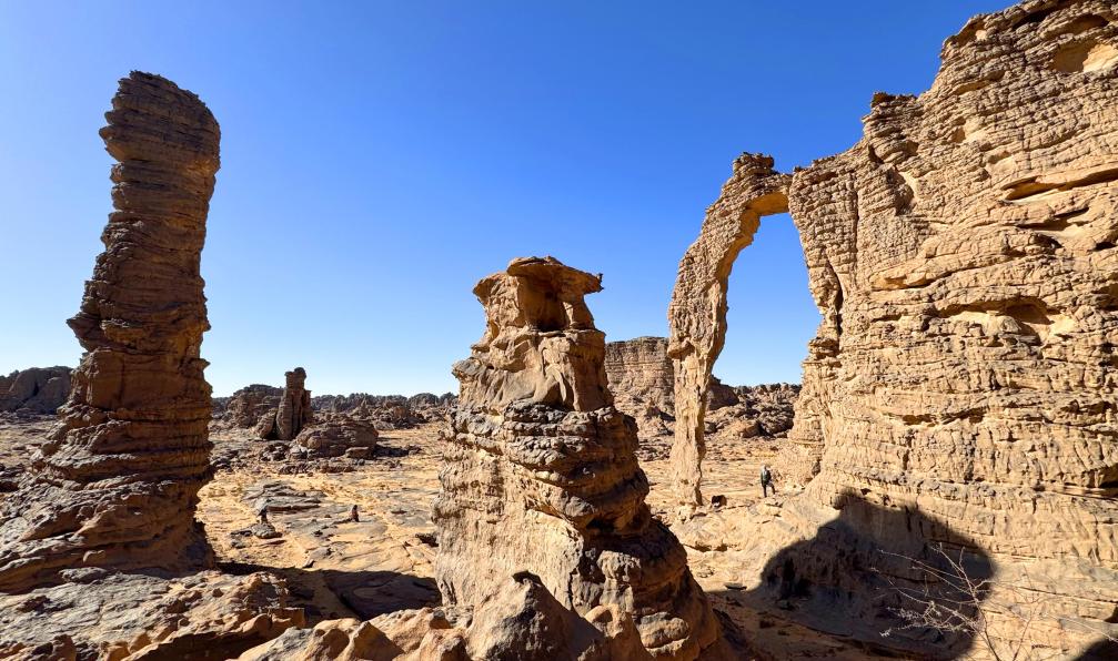 Bréan - Alexandre - Randonneur devant une arche du plateau des Ajjers, Algérie - Traversée du Tassili N'ajjer - 8