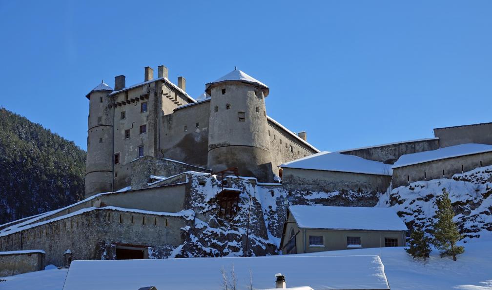 Patricia - Adobe stock - Fort Queyras en hiver situé à Château-Ville-Vieille en France - Le tour du Queyras en raquettes - 6